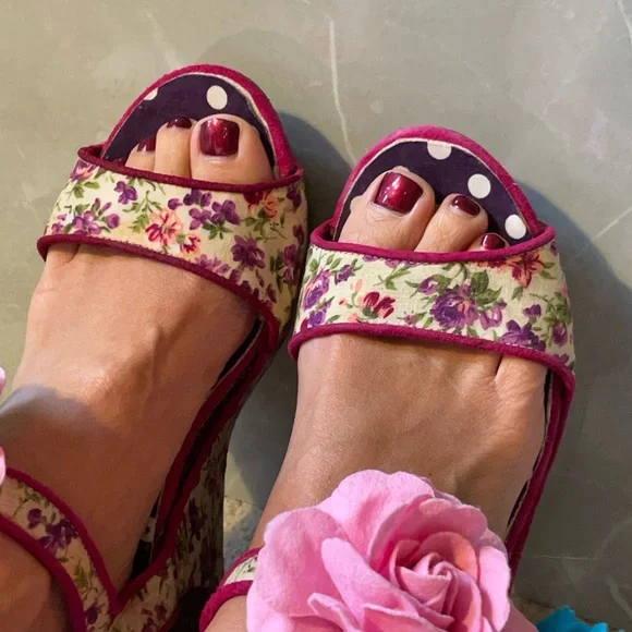 Irregular Choice Floral and Polka Dot Women's Wedge Sandal, size US 9 - Picture 7 of 15